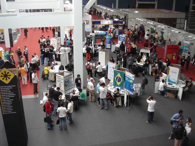 [Arial view of FISL conference floor]